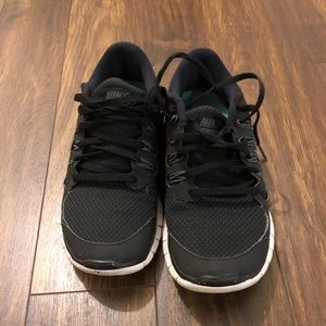 Black Nike sneakers size 6